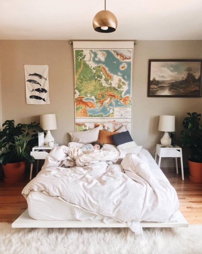 tete de lit a faire soi meme en carte géographique, linge de lit blanc, coussins colorés, parquet clair, tapis blanc