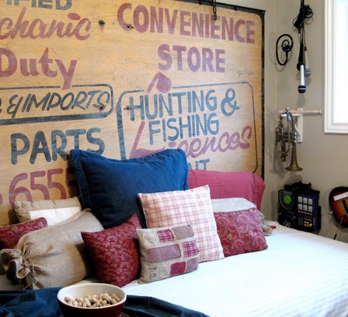 idée diy deco chambre, poster, panneay décoratif vintage en bois avec texte, coussins multicolores