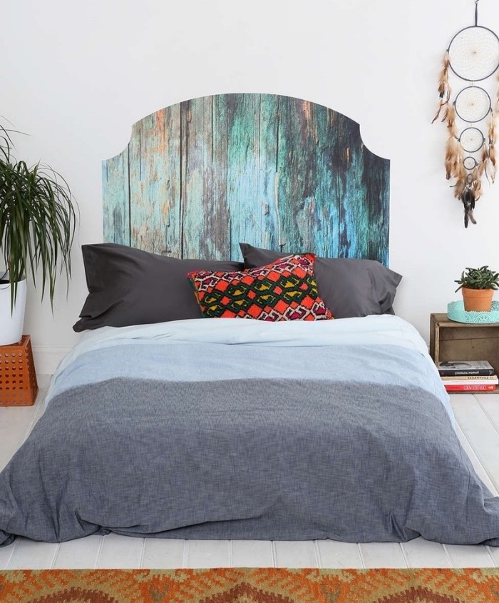 idée comment faire une tete de lit en bois, planches bois brut, customisées à la peinture brute, coussin motif zteque, linge de lit gris et bleu, deco murale attrape reve, style bohème