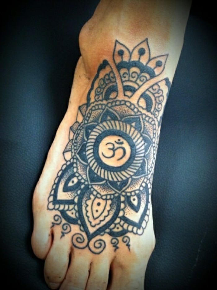 tatoo pied femme rosace mandala fleur lotus sur les pieds