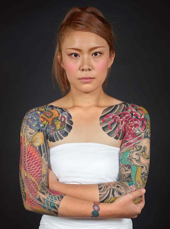 tatouage fleur de cerisier avant bras manchette japonaise tattoo femme japon carpe koi