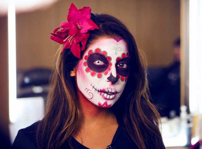 maquillage mexicain femme genre tete de mort colorée fete