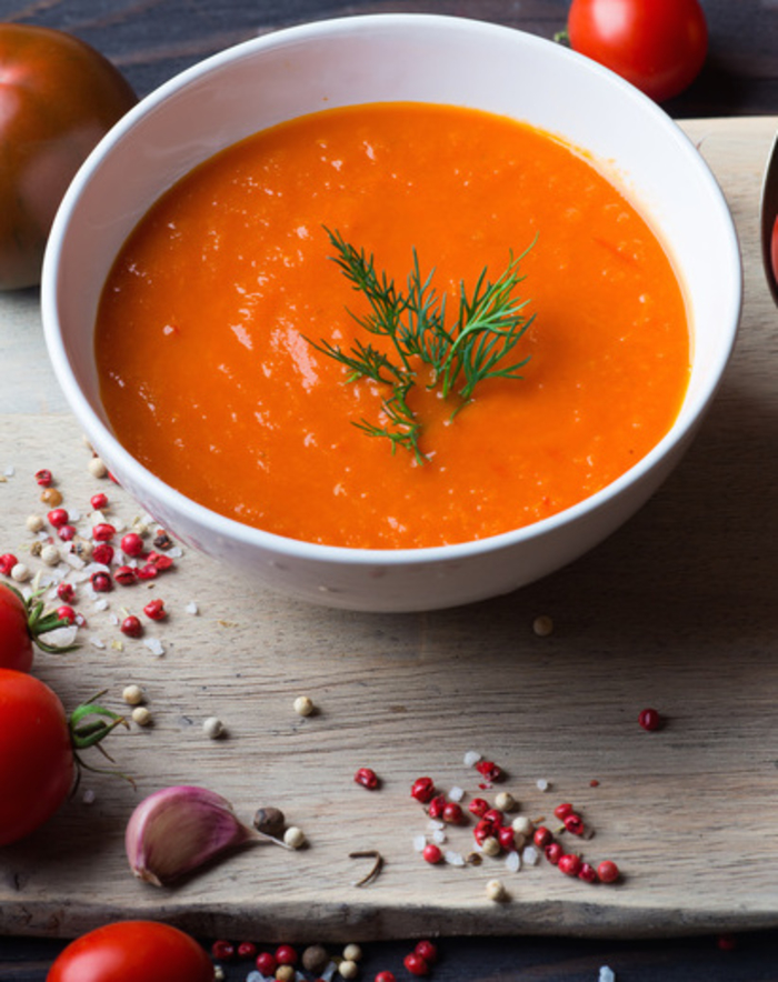 une soupe froide de tomates rafraîchissante et légère, recette estivale 
