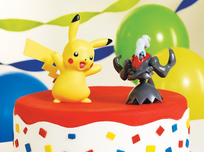 anniversaire pokemon, figurine pokémon, decoration gateau pokemon, ballons gonflés, gâteau rouge et blanc
