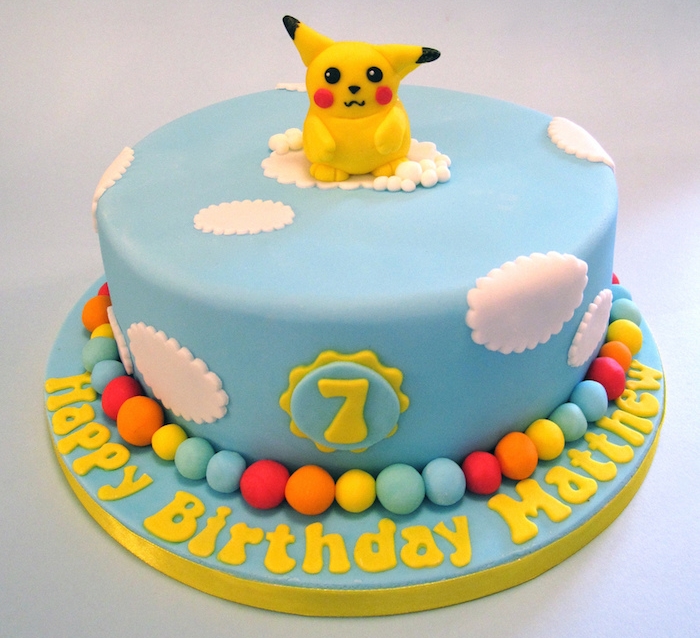 anniversaire pokemon, pâte d'amande bleu ciel, nuages blanches en pâte, perles sucrées, decoration gateau pokemon
