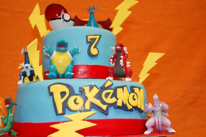 decoration gateau pokemon, surprise enfant, murs orange, gâteau en couches, figurines pokémon en plastique