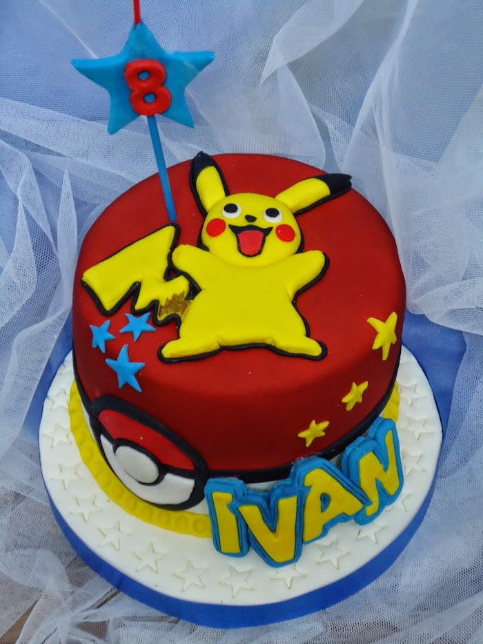 decoration gateau pokemon, pâte d'amande rouge, comment surprendre enfant, pikachu mignon, étoile bleue