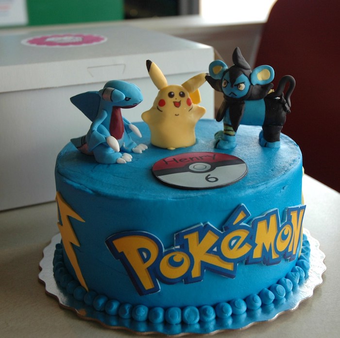 anniversaire theme pokemon, idée surprise pour enfant, gateau pokemon, boîte en carton, figurines pokémon en pâte d'amande
