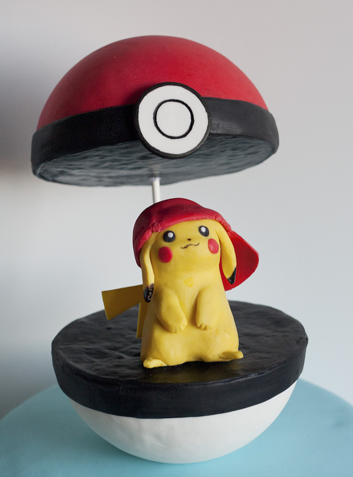 anniversaire theme pokemon, gâteau fait maison, balle de pokémon, figurine pikachu avec casquette rouge