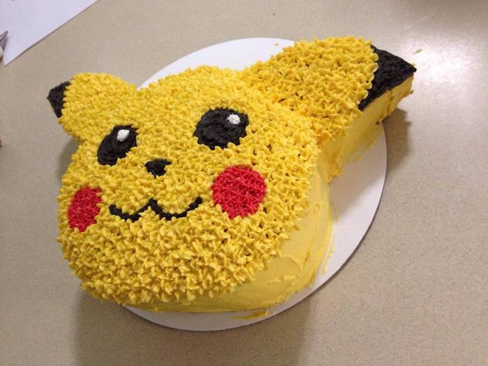 decoration gateau pokemon, visage pikachu, crème jaune, décoration en seringue, plaque à pâtisserie en carton