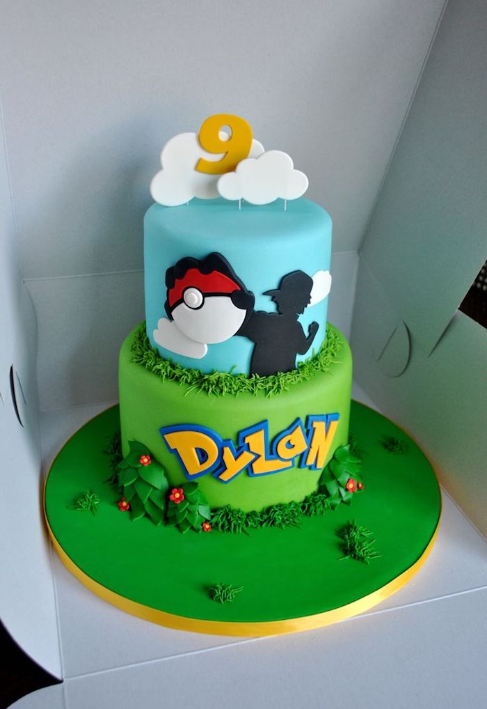 anniversaire theme pokemon, boîte en carton, glaçage bleu, gâteau en couches, dessin pokéball, nuage en sucre