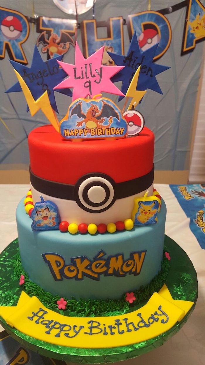 gâteau d anniversaire, gâteau en couches, glaçage rouge, decoration gateau pokemon, murs bleus