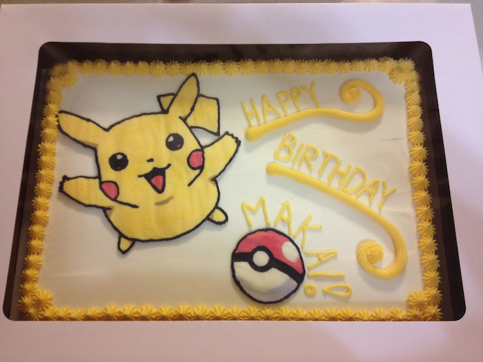 anniversaire theme pokemon, dessin pikachu volant, pokéball, lettre en crème jaune, gâteau pokémon