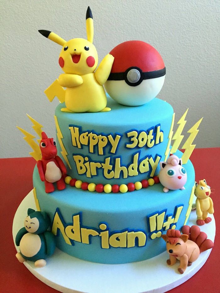 gâteau d anniversaire, glaçage rouge, figurine pikachu en pâte d'amande jaune, decoration gateau pokemon