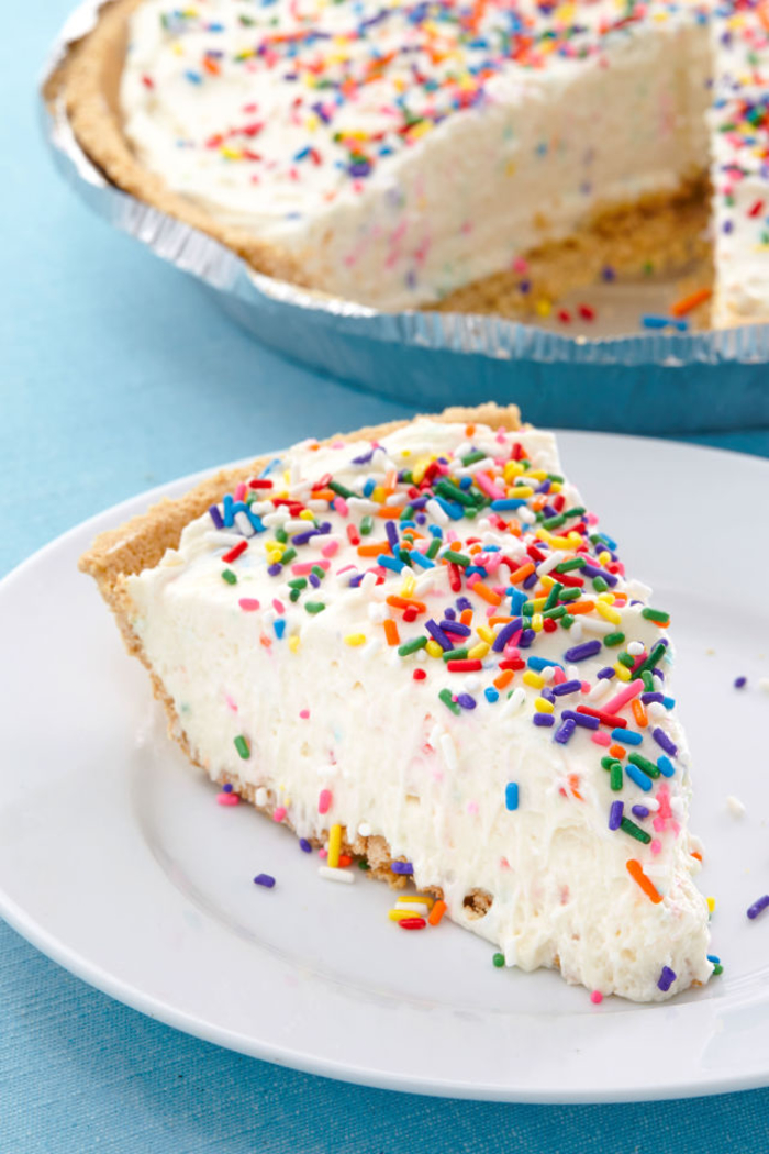 la recette de gateau d'anniversaire la plus facile, gâteau sans cuisson façon cheesecake saupoudré de vermicelles colorées