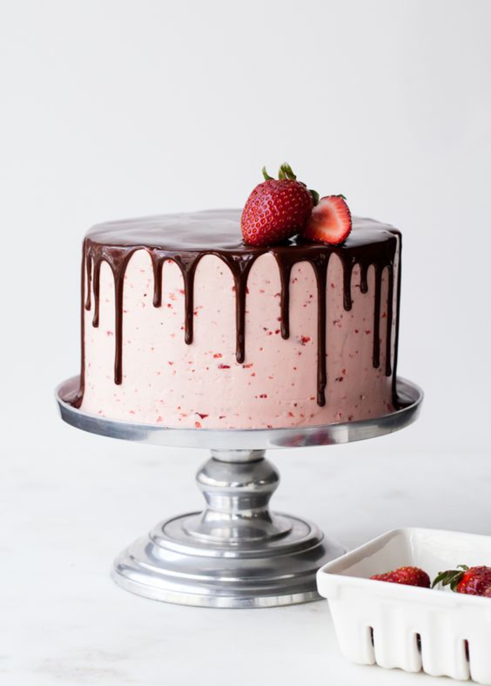recette facile de gateau d'anniversaire aux fraises et au coulis de chocolat