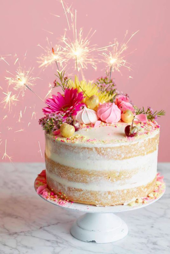 comment préparer des gâteaux anniversaire à étages sans glaçage, jolie décoration de gâteau de fleurs et de meringues