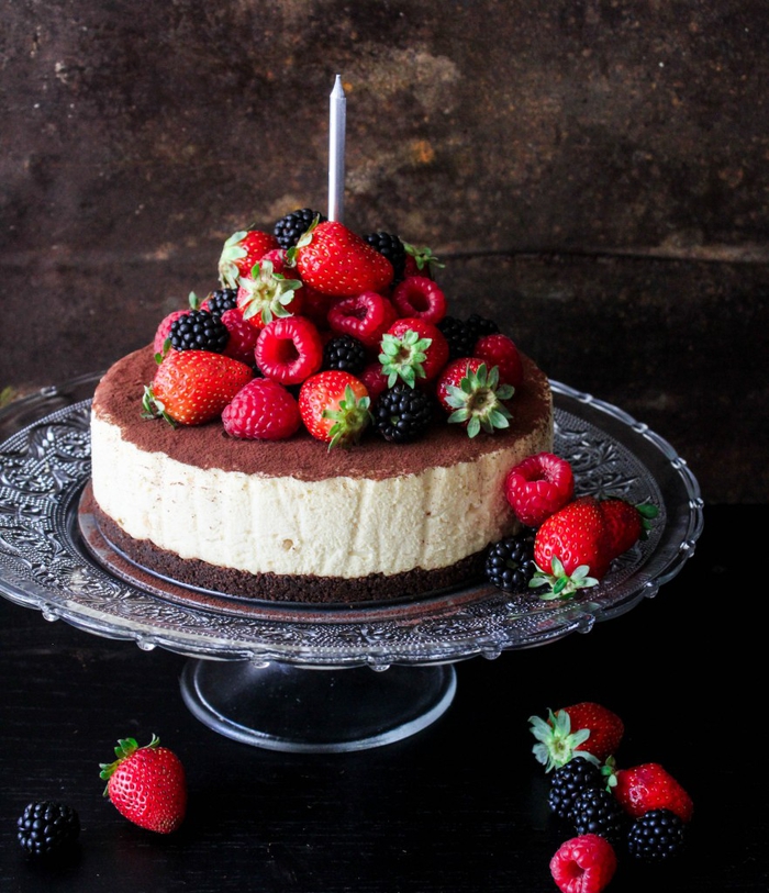 gâteau anniversaire façon cheesecake au chocolat et aux fruits rouges 