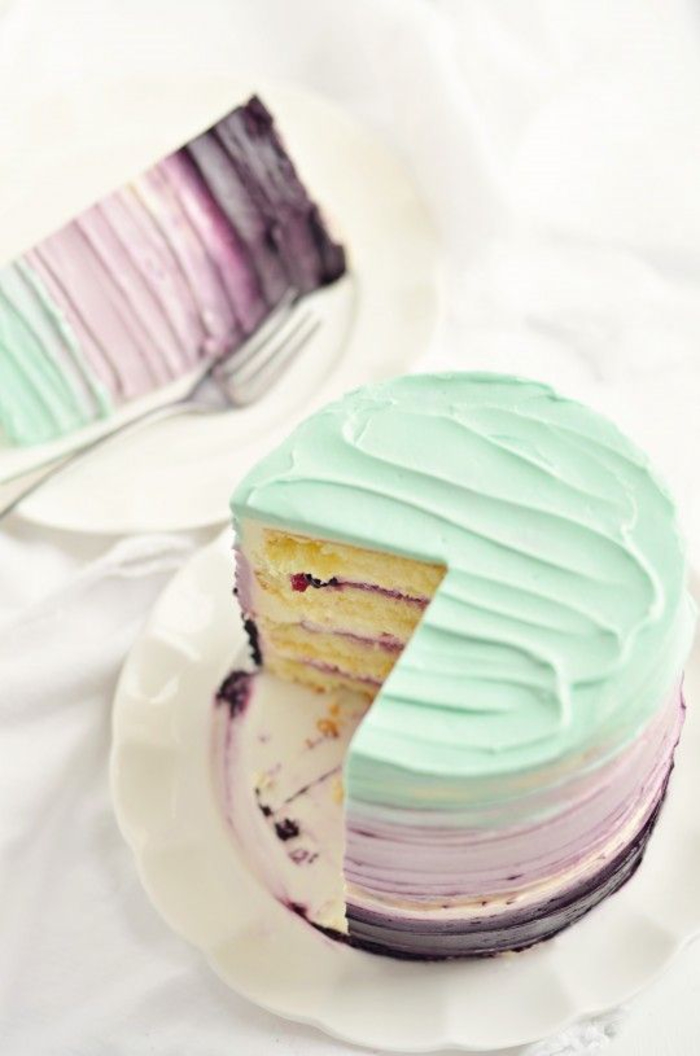 un layer cake à la vanille au glaçage ombré, gâteau anniversaire original à étages 