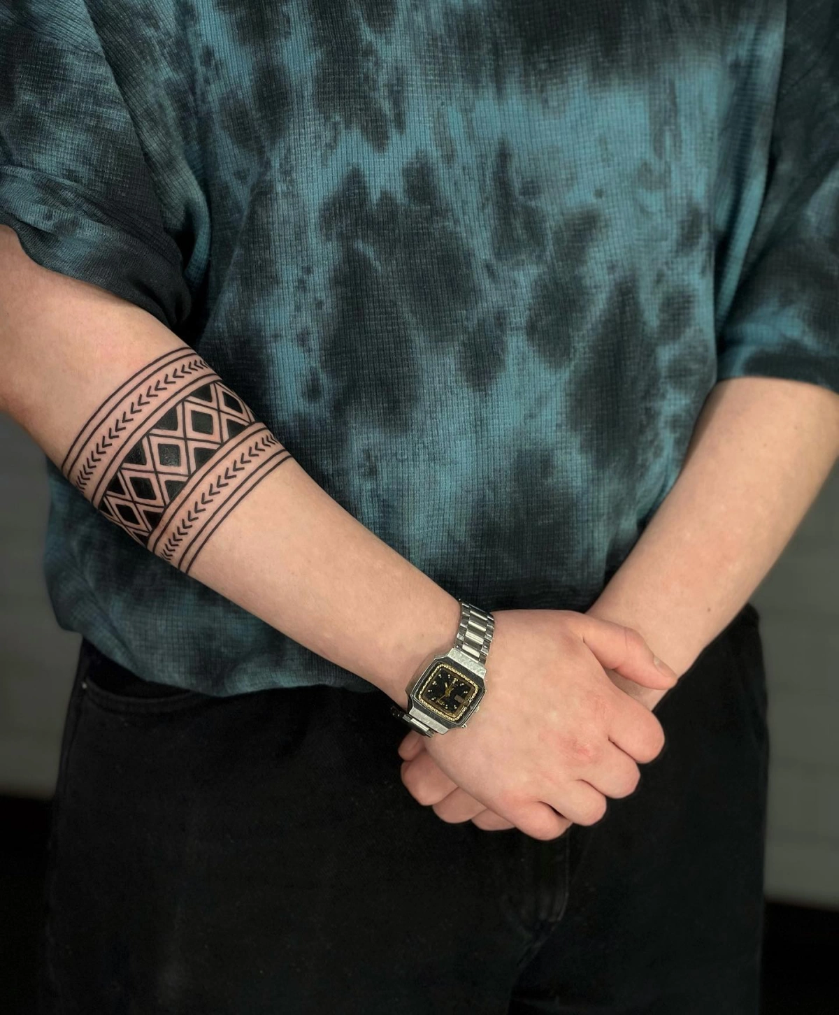 geometrique tatouage bracelet homme montre blouse motifs tie dye pantalon noir