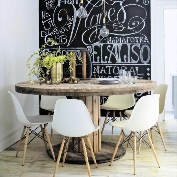 idée comment aménager une salle à manger, table en touret, chaises scandinaves, parquet clair, et tableau noir mural, deco table naturelle