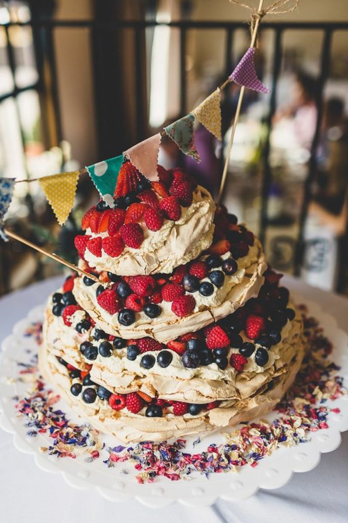 gâteau d'anniversaire façon pavlova aux fruits rouges, gâteau meringué étagé