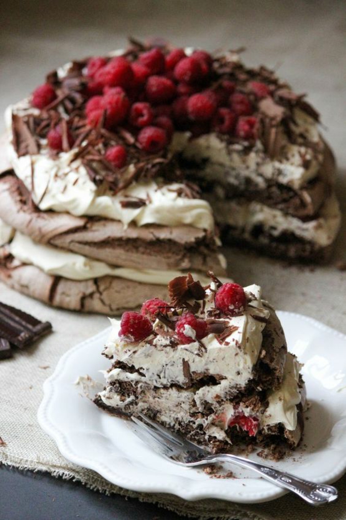 un gâteau pavlova à étages au chocolat et aux framboises, un délicieux dessert australien meringué