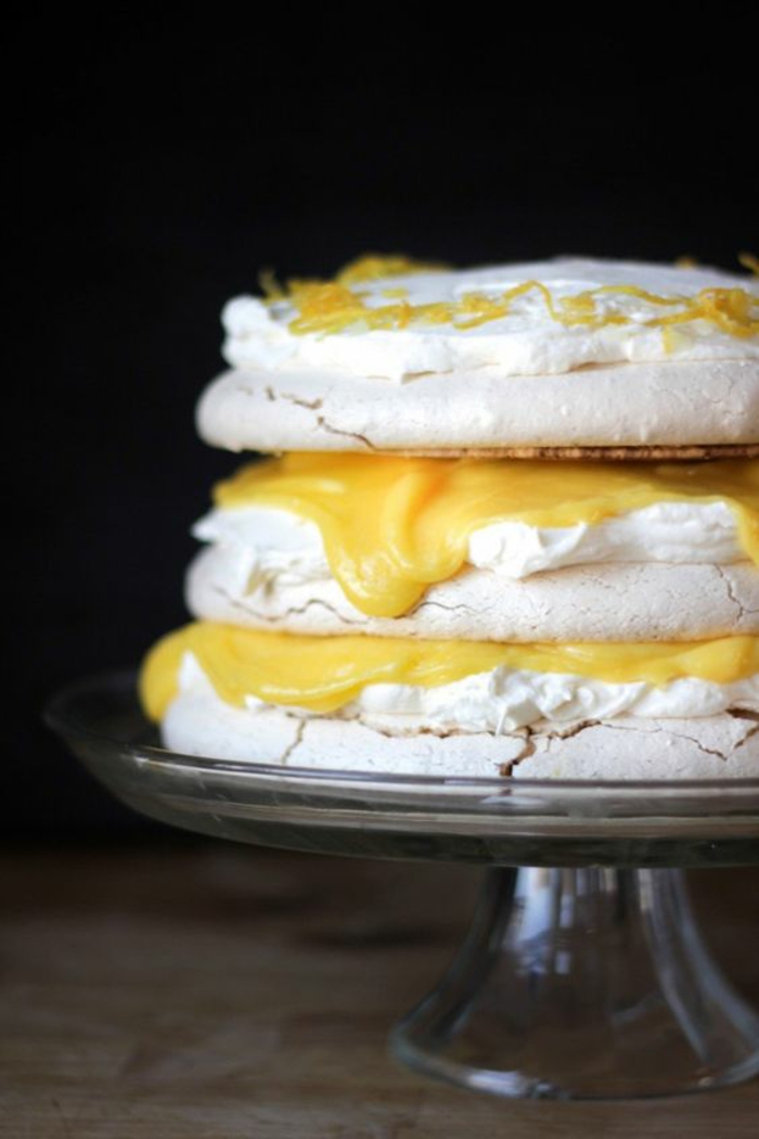 recette de pavlova à la crème de citron et au mascarpone, gâteau meringué australien à étages