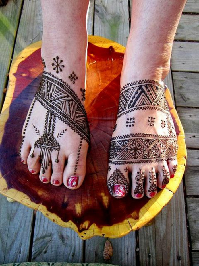 henne pied, design ethnique, motifs indiens et aztèques dessinés aux pieds