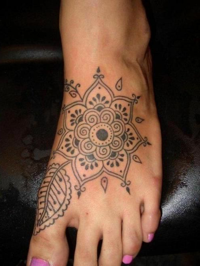 henné pied, fleur mandala, feuille, décoration pour les pieds des femmes