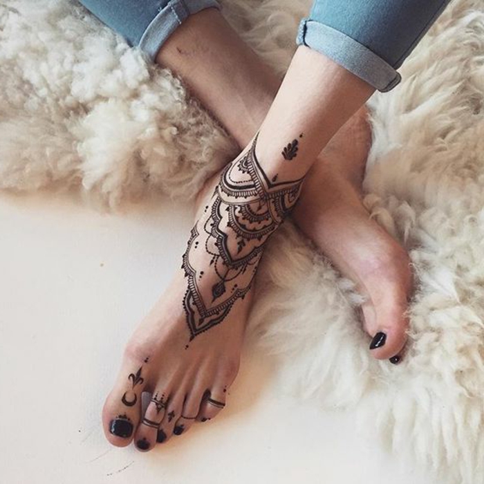 henné pied, tatouage joli imitant un bracelet de cheville et tapis fourrure