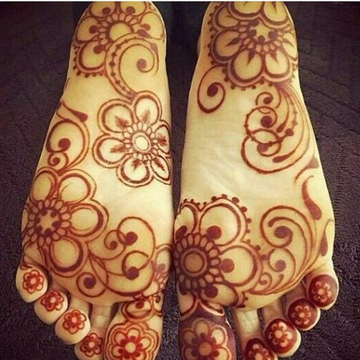 henné pied, plante décorée de henné couleur marron, fleur à chaque orteil