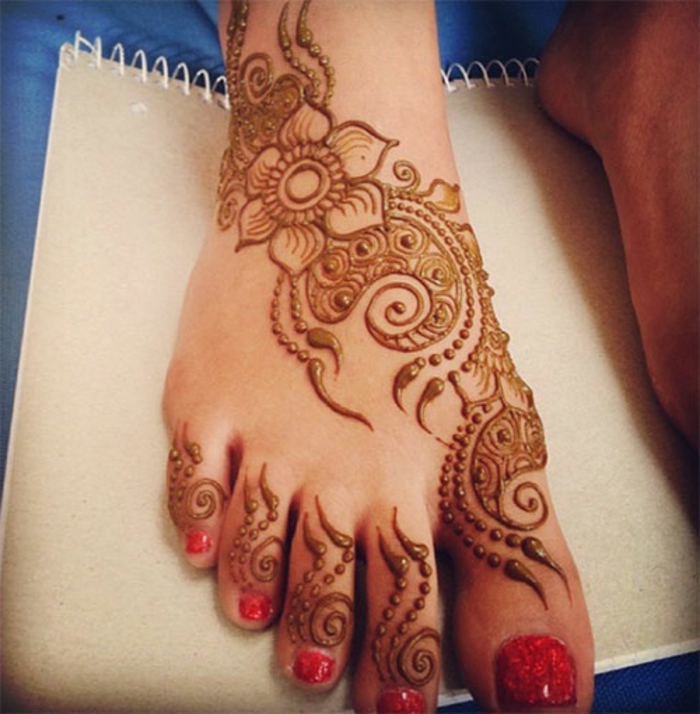 henné pied, pied décoré de henné aux orteils, vernis rouge, fleur et motifs floraux