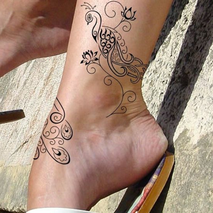 henne pied, un paon et une fleur dessinés sur la cheville, tatouage mehendi