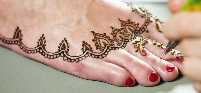 henné pied, rituel oriental, tatoauge aux pieds avec ornements orientaux