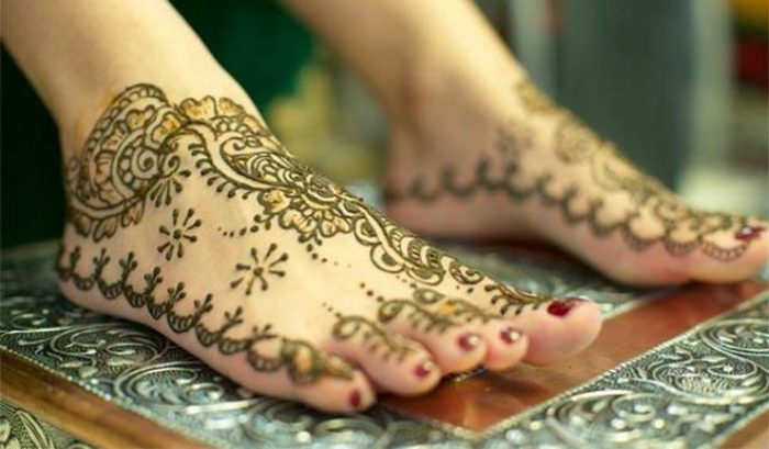 henné pied, henné verte appliquée sur les pieds d'une femme, ritue d'embelissement