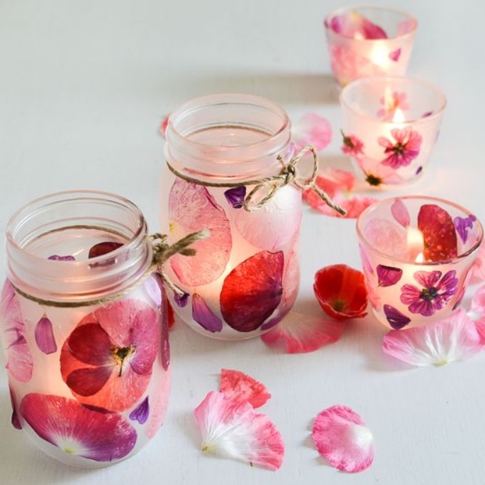 idée pour fabriquer un bougeoir soi meme dans un verre ou pot en verre, customisé à pétales de fleurs fraiches, bougies deco romantique, bricolage facile