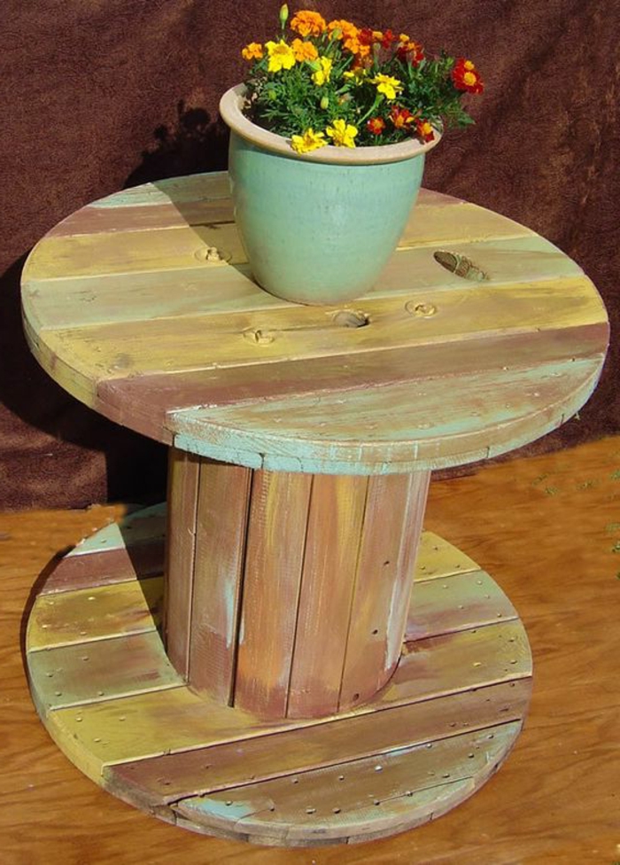 amenagement jardin, touret bois table basse, repeinte de couleurs pastel, pot de fleur en terre cuite, fleurs rouge et jaune