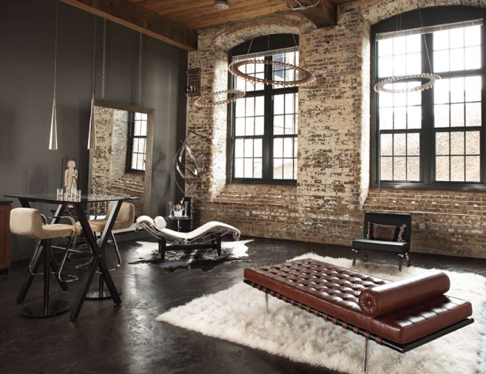 miroir industriel, chaises de bar en cuir blanc avec pieds en fer forgé, table en verre et fer, lampes suspendues métalliques
