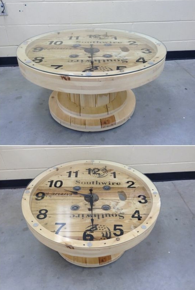 idée originale de table en touret, horloge intégrée, flèches et chiffres, deco exterieur à réaliser soi meme