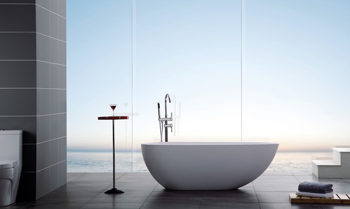 modele salle de bain, dallage noir, vue sur la mer, deco salle de bain, petite table en bois, serviette blanche