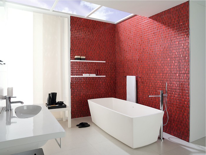 decoration salle de bain, dallage blanc, fenêtre de plafond, rideaux longs, banc blanc, murs rouges
