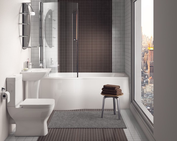 salle de bain moderne, cuvette wc céramique, tapis de bain, fenêtre surdimensionnée, baignoire blanche