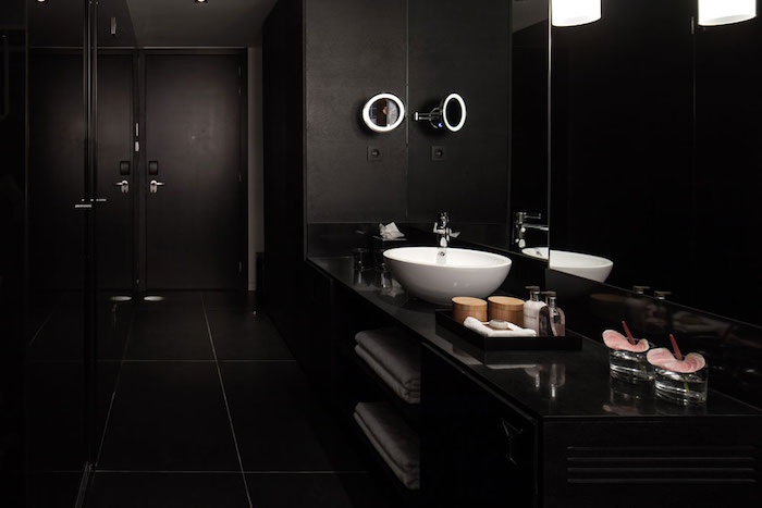 modele salle de bain, salle de bain masculine, lavabo céramique, robinet en acier, dallage noir