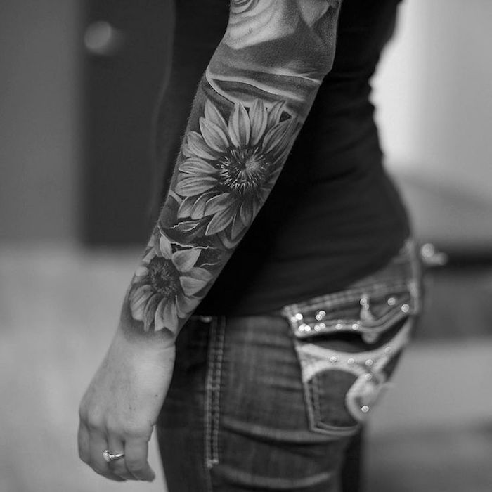 tatouage sur bras femme fleurs de tournesol poignet tattoo noir et blanc