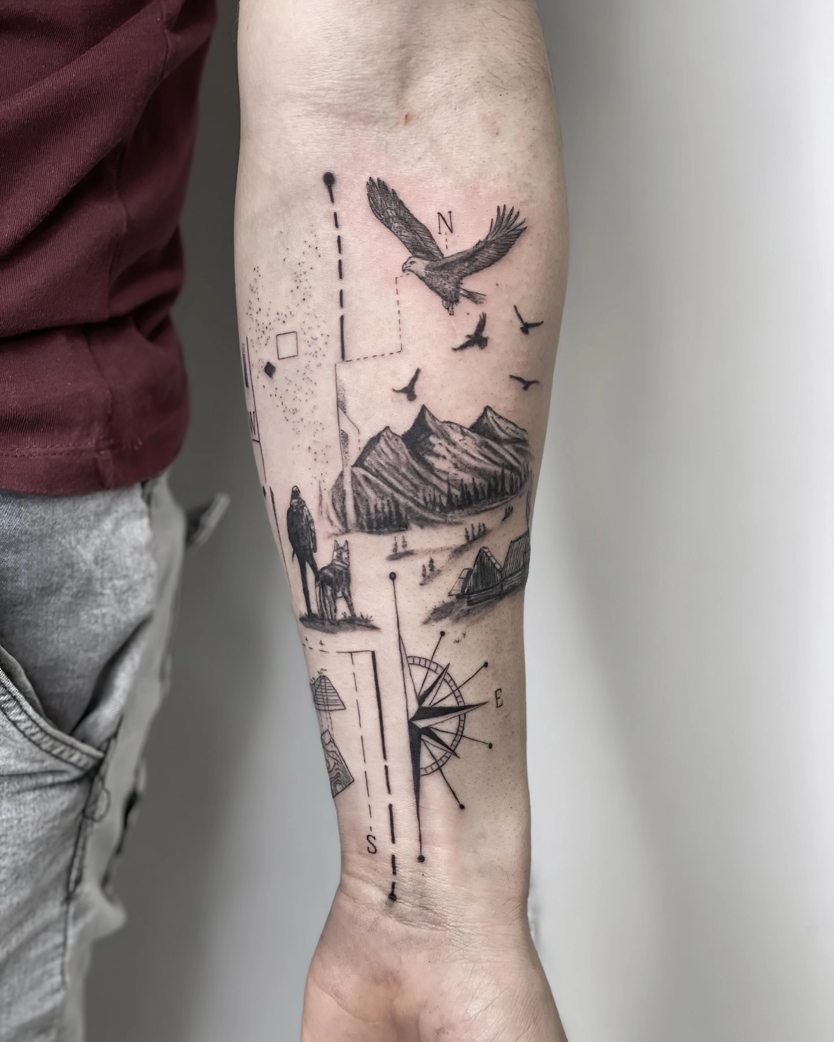 idee tatouage bras homme avec symboles oiseaux homme loup