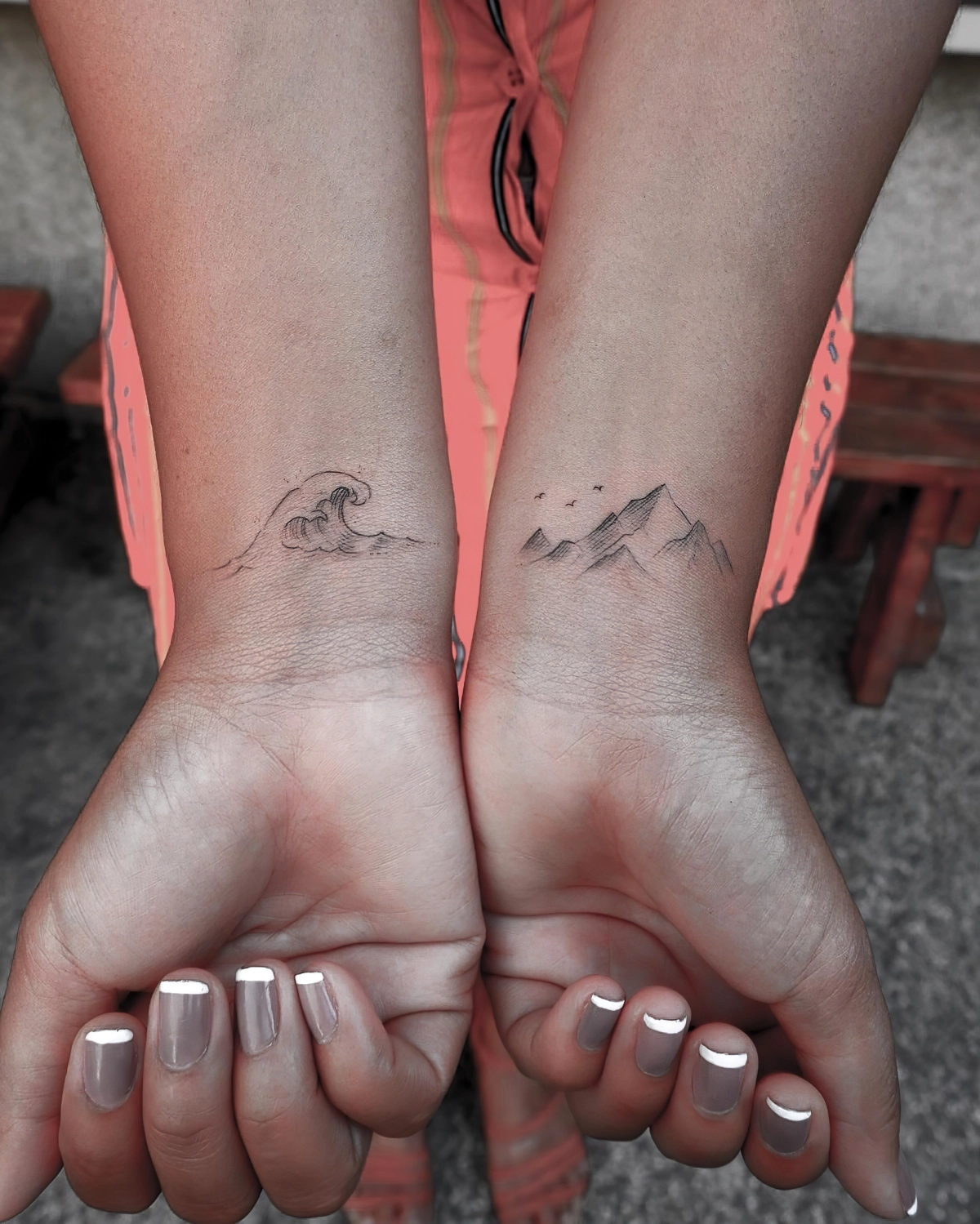 idee tatouage pour les deux poignes dessin vague manucure french