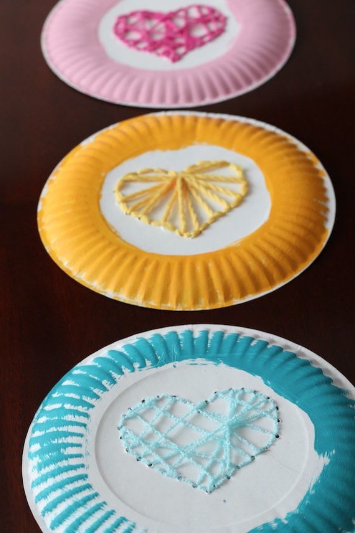 idée comment faire du string art sur le revers d assiettes en papier, coloré, croisement de fils de laine en forme de coeur, bricolage enfant facile