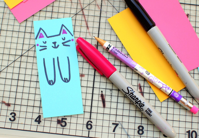idée comment dessiner un motif chat sur la marque page colorée, activité manuelle primaire maternelle, bricolage facile