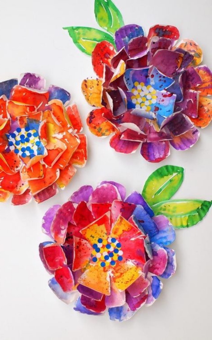 idée comment fabriquer des fleurs en assiettes de papier, repeints de couleurs variées, idée décoration maison, activité manuelle primaire, maternelle